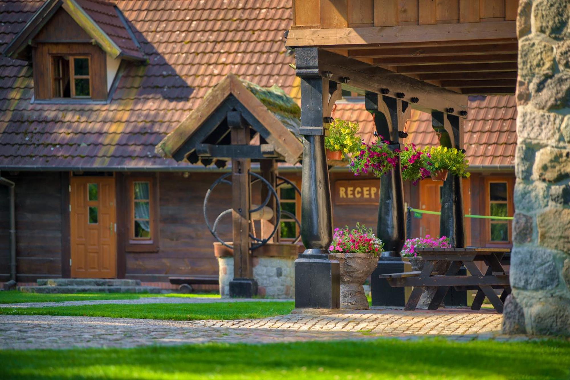 Hotel Dworek Wapionka Górzno Exterior foto